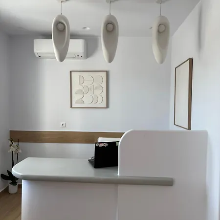 瑞纳瓦莱塔一室公寓酒店 Naxos City